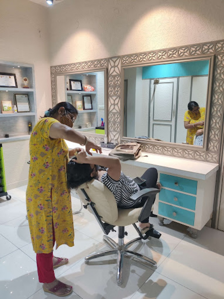 Hardik Beauty Salon