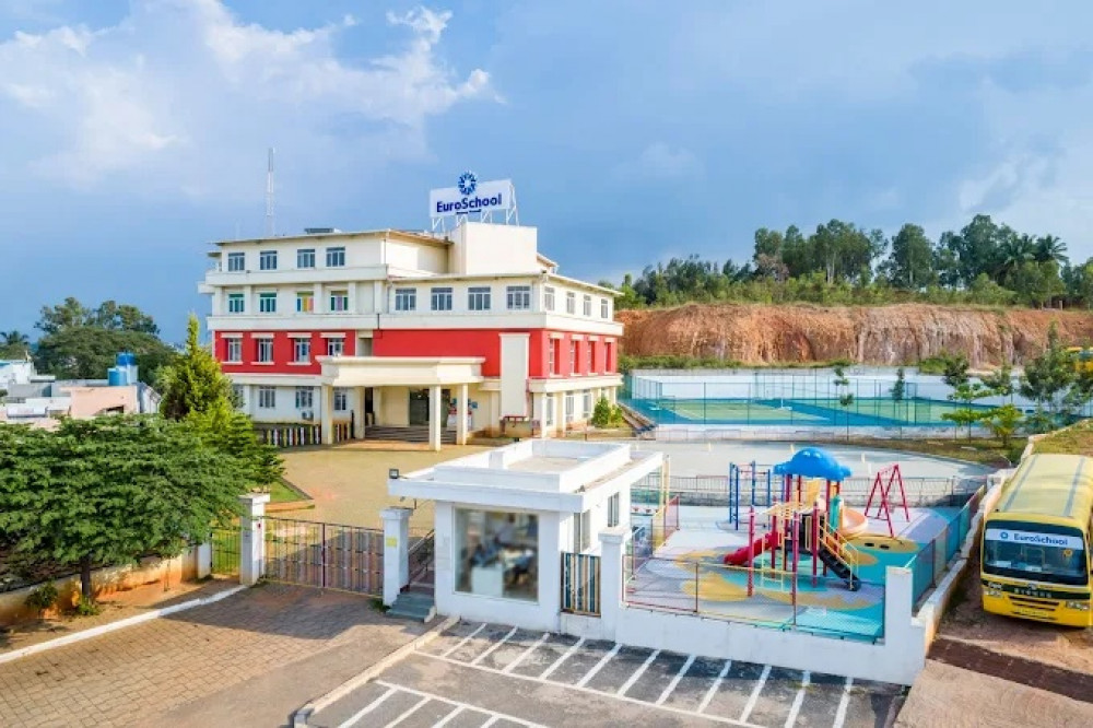 EuroSchool Chimney Hills