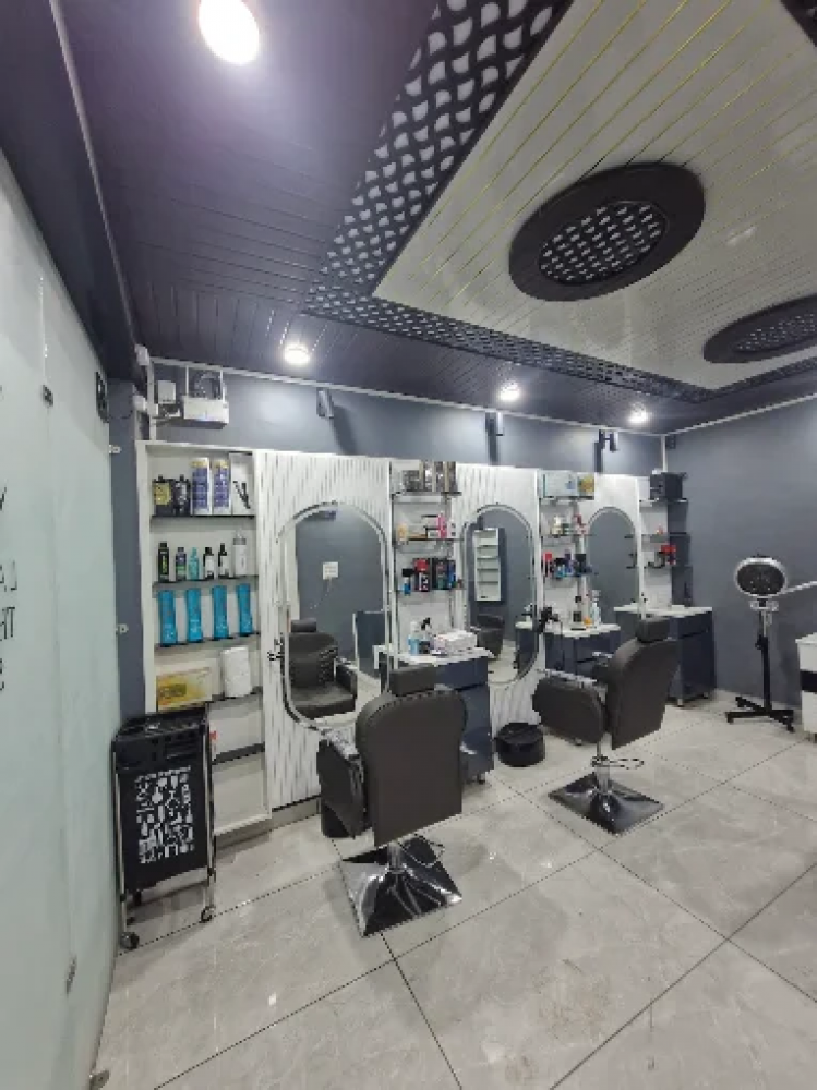 La Luna The Unisex Salon